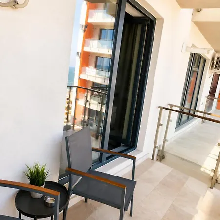 18 Mamaia Nord Apartment *